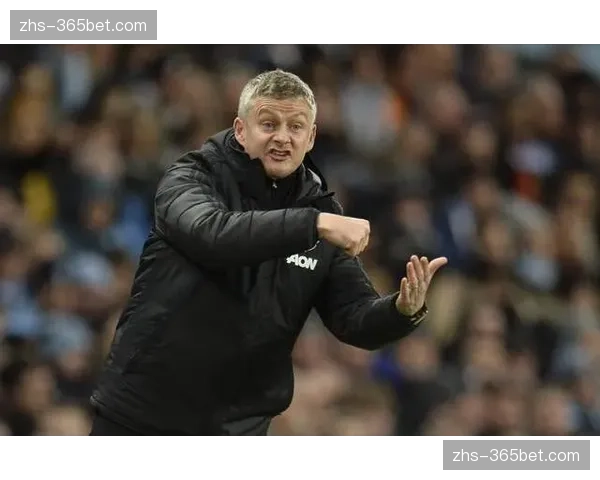 终场哨响,目睹球队降级区泥足深陷,埃弗顿主帅戴奇久久呆立 终场哨响,目睹球队降级区泥足深陷,埃弗顿主帅戴奇久久呆立